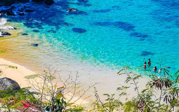 stock image Puerto Escondido Oaxaca Mexico 01. February 2023 Beach sand turquoise blue water rocks cliffs boulders palm trees big surfer waves and panorama view on beach Playa Carrizalillo Puerto Escondido Oaxaca Mexico.