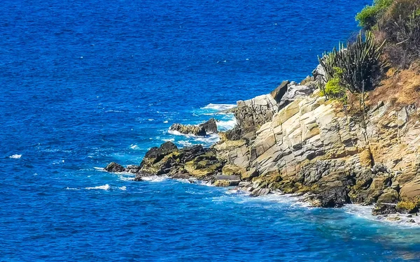 Strand Zand Turquoise Blauw Water Rotsen Kliffen Rotsblokken Palmbomen Enorme — Stockfoto