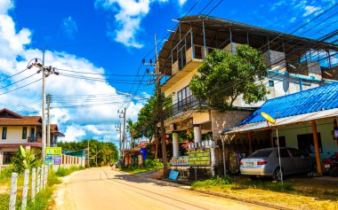 Ao Nang Krabi Tayland 17 numara. Ekim 2018 İnsanlarla dolu tipik renkli cadde oteller arabalar palmiye ağaçları ve kireçtaşı dağları Güneydoğu Asya 'daki Ao Nang Krabi Tayland' da.