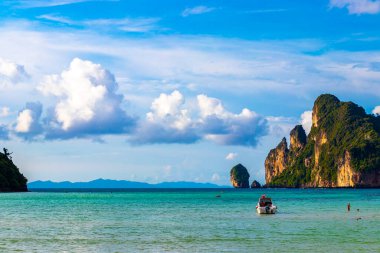 Koh Phi Phi Don Krabi Tayland 21. Ekim 2018 Koh Phi Phi Don adası Ao Nang Krabi Tayland ve Güneydoğu Asya 'daki kireçtaşı kayaları ve turkuaz su arasında güzel bir sahil manzarası..