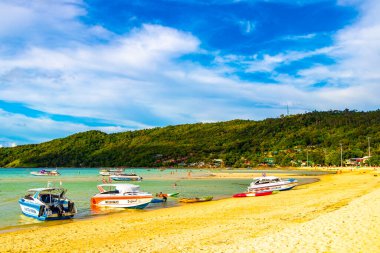 Koh Phi Phi Don Krabi Tayland 21. Ekim 2018 Koh Phi Phi Don adası Ao Nang Krabi Tayland ve Güneydoğu Asya 'daki kireçtaşı kayaları ve turkuaz su arasında güzel bir sahil manzarası..