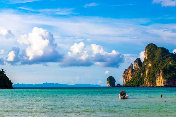 Koh Phi Phi Don Krabi泰国21岁2018年10月Koh Phi Phi Don岛Ao Nang Krabi泰国东南亚石灰岩与绿松石水之间美丽的著名海滩泻湖全景 — 图库照片