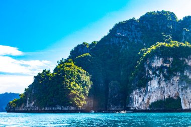 Güneydoğu Asya 'daki Ao Nang Amphoe Mueang Krabi Tayland' daki Koh Phi Phi Don adasındaki güzel tropik kireçtaşı adaları kayalar ve turkuaz mavisi sular..