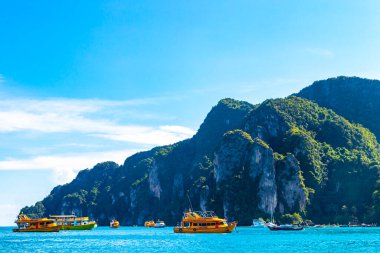 Koh Phi Phi Don Krabi Tayland 22 numara. Ekim 2018 Koh Phi Phi Don adası Ao Nang Amphoe Mueang Krabi Tayland 'daki kireç taşı kayaları ve turkuaz su arasındaki güzel plaj manzarası.