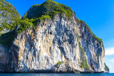 Güneydoğu Asya 'daki Ao Nang Amphoe Mueang Krabi Tayland' daki Koh Phi Phi Leh Adası 'ndaki güzel tropik kireçtaşı adaları..