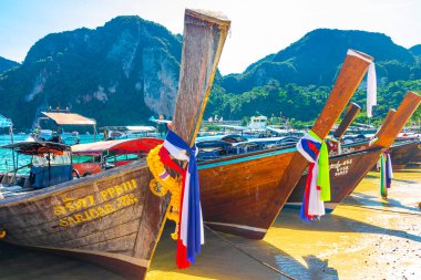 Koh Phi Phi Krabi Tayland 22 numara. Ekim 2018 'de Ao Nang Krabi Tayland' daki Koh Phi Phi Don Adası 'ndaki kireçtaşı kayaları ve turkuaz su arasındaki ünlü sahil gölünde uzun kuyruklu tekneler..