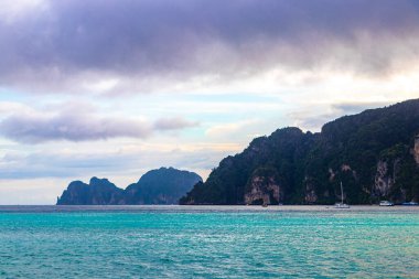 Güneydoğu Asya 'daki Ao Nang Amphoe Mueang Krabi Tayland' daki Koh Phi Phi Don adasındaki güzel tropik kireçtaşı adaları kayalar ve turkuaz mavisi sular..