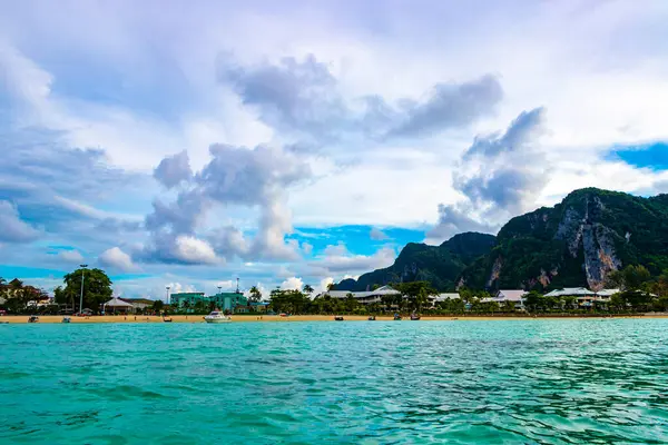 stock image Koh Phi Phi Don Krabi Thailand 21. October 2018 Beautiful famous beach lagoon panorama view between limestone rocks and turquoise water on Koh Phi Phi Don island Ao Nang Amphoe Mueang Krabi Thailand.