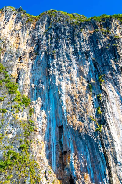 美しい熱帯石灰岩の島岩壁の岩壁の崖のテクスチャパターンアオ ナン島のピピ Amphoe Mueang Krabi Thailand In東南アジア — ストック写真