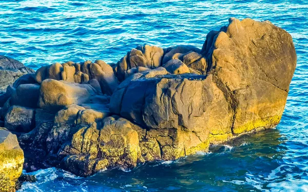 청록색 아름다운 파도가 절벽을 멕시코 푸에르토에 오악사카 해변에 바위를 놓는다 — 스톡 사진