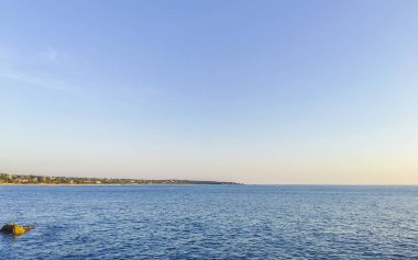 Sahilde sarı turuncu ve altın sarısı günbatımı ve Zicatela Puerto Escondido Oaxaca 'da tropikal doğada büyük dalga manzarası..