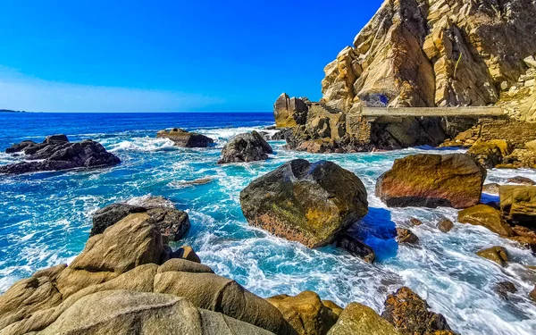 Agua Azul Turquesa Extremadamente Hermosa Olas Grandes Surfistas Rocas Acantilados — Foto de Stock