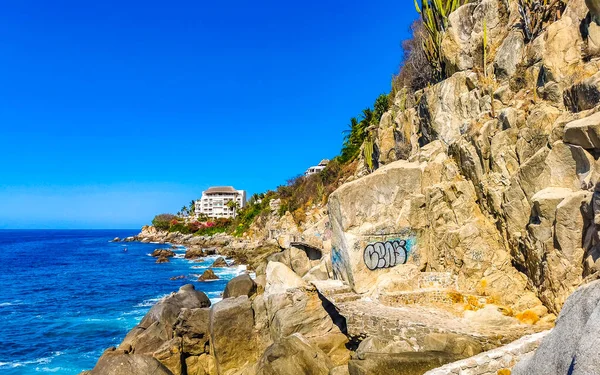 Mavi turkuaz su ve son derece güzel büyük sörfçü kayalıkları kayalar dağlar ve kayalar Zicatela Puerto Escondido Oaxaca 'daki plajlar.