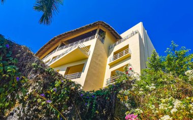 Puerto Escondido Oaxaca Meksika 25. Mart 2023 Hotel LeBlon Apartmanları Zicatela Puerto Escondido Oaxaca 'da deniz ve doğa kıyısında kayalık bir uçurum üzerinde tatil köyü..