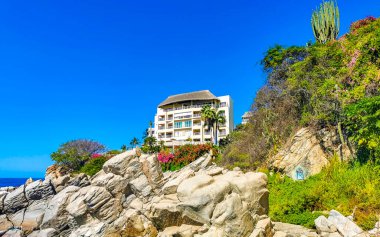 Puerto Escondido Oaxaca Meksika 25. Mart 2023 Hotel LeBlon Apartmanları Zicatela Puerto Escondido Oaxaca 'da deniz ve doğa kıyısında kayalık bir uçurum üzerinde tatil köyü..