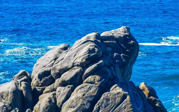 墨西哥埃斯科斯塔多瓦哈卡港海滩上蓝色碧绿的海水和美丽无比的巨浪巨浪冲刷着岩石 山崖和巨石 — 图库照片