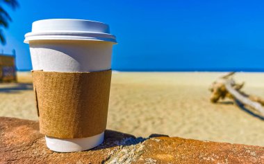 Kum denizi ve dalgalarla kumsalda El Cafecito 'yu soymak için kahve Zicatela Puerto Escondido Oaxaca Meksika' nın tadını çıkarın..