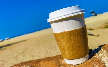 Kum denizi ve dalgalarla kumsalda El Cafecito 'yu soymak için kahve Zicatela Puerto Escondido Oaxaca Meksika' nın tadını çıkarın..