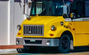 Playa del Carmen Quintana Roo Meksika 06. Mayıs 2023 Playa del Carmen Quintana Roo Mexico 'daki kırmızı, yeşil, kırmızı, mavi Meksika Xcaret otobüsü..