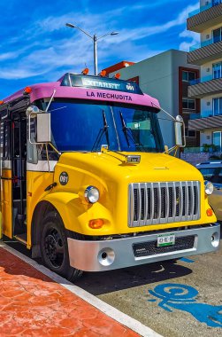 Playa del Carmen Quintana Roo Meksika 06. Mayıs 2023 Playa del Carmen Quintana Roo Mexico 'daki kırmızı, yeşil, kırmızı, mavi Meksika Xcaret otobüsü..