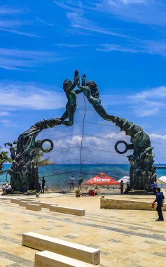 Playa del Carmen Meksika 07. Mayıs 2023 Fundadores parkındaki antik Maya mimarisi. Mavi gökyüzü, turkuaz deniz manzarası ve Playa del Carmen Quintana Roo Meksika plajı..