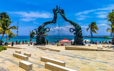 Playa del Carmen Meksika 07. Mayıs 2023 Fundadores parkındaki antik Maya mimarisi. Mavi gökyüzü, turkuaz deniz manzarası ve Playa del Carmen Quintana Roo Meksika plajı..