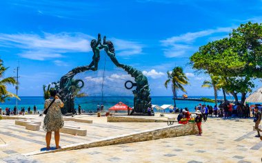 Playa del Carmen Meksika 07. Mayıs 2023 Fundadores parkındaki antik Maya mimarisi. Mavi gökyüzü, turkuaz deniz manzarası ve Playa del Carmen Quintana Roo Meksika plajı..