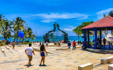 Playa del Carmen Meksika 07. Mayıs 2023 Fundadores parkındaki antik Maya mimarisi. Mavi gökyüzü, turkuaz deniz manzarası ve Playa del Carmen Quintana Roo Meksika plajı..