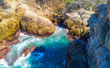 Mavi turkuaz su ve son derece güzel büyük sörfçü kayalıkları kayalar dağlar ve kayalar Zicatela Puerto Escondido Oaxaca 'daki plajlar.