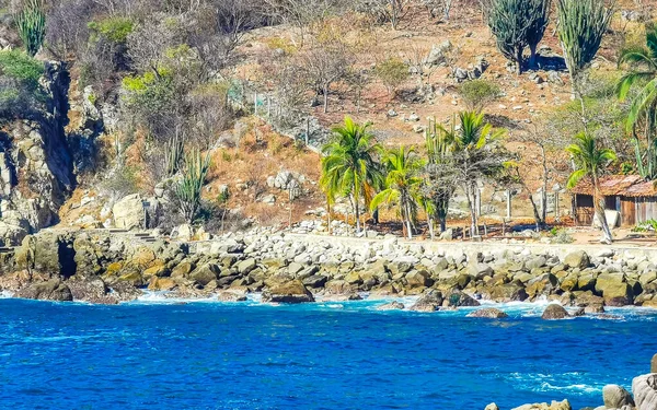 青いターコイズブルーの水と非常に美しい巨大なサーファーの波岩の崖Zicatela Puerto Esconddo Oaxacaメキシコのビーチの石の山と岩 — ストック写真