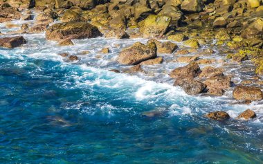 Mavi turkuaz su ve son derece güzel büyük sörfçü kayalıkları kayalar dağlar ve kayalar Zicatela Puerto Escondido Oaxaca 'daki plajlar.