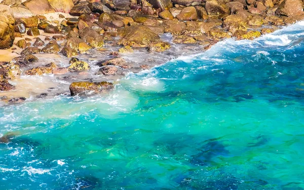 Μπλε Τυρκουάζ Νερά Και Εξαιρετικά Όμορφο Τεράστιο Κύμα Surfer Βράχια — Φωτογραφία Αρχείου