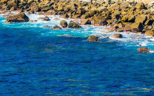 Голубая Бирюзовая Вода Чрезвычайно Красивые Огромные Волны Серфер Скалы Скалы — стоковое фото