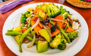 Zicatela Puerto Meksika 'daki El Cafecito' da beyaz tabakta kızarmış pirinç ve sebze..