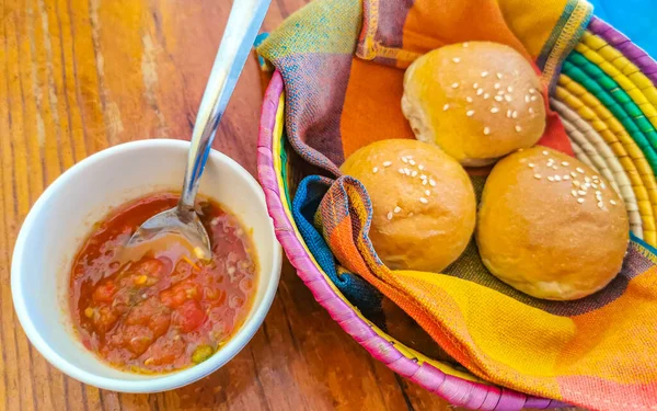 Deliciosos Bollos Redondos Con Semillas Sésamo Sobre Mesa Madera Cafecito —  Fotos de Stock