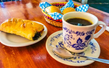 Tipik Meksika yemekleri Tortas Tacos Empanadas Rollos ve Tamales with Coffee in Zicatela Puerto Escondido Oaxaca Meksika.