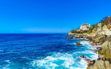 Mavi turkuaz su ve son derece güzel büyük sörfçü kayalıkları kayalar dağlar ve kayalar Zicatela Puerto Escondido Oaxaca 'daki plajlar.