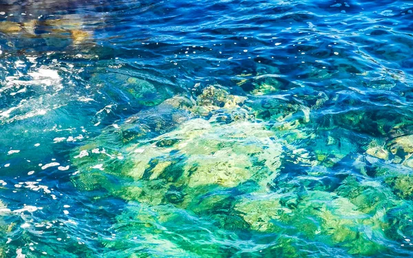 Kék Türkiz Víz Rendkívül Szép Hatalmas Szörfös Hullámok Sziklák Sziklák — Stock Fotó