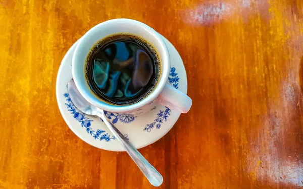 Casserole Bleue Blanche Avec Café Noir Americano Sur Table Bois — Photo