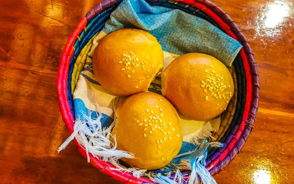 Νόστιμα Στρογγυλά Ψωμάκια Σουσάμι Ξύλινο Τραπέζι Στο Cafecito Στο Zicatela — Φωτογραφία Αρχείου