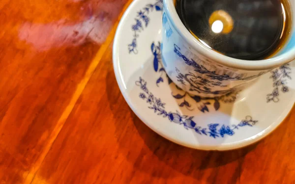 Μπλε Και Άσπρο Κύπελλο Κατσαρόλα Μαύρο Καφέ Americano Ξύλινο Τραπέζι — Φωτογραφία Αρχείου