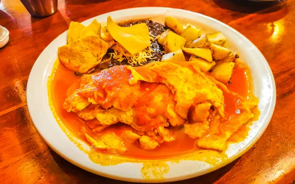 メキシコのオムレツとスクランブルエッグ 黒豆のジャガイモとナチョスは ZicatelaのEl Cafecitoの白いプレートにあります プエルトエスコンディドオアハカメキシコ — ストック写真