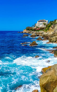 Mavi turkuaz su ve son derece güzel büyük sörfçü kayalıkları kayalar dağlar ve kayalar Zicatela Puerto Escondido Oaxaca 'daki plajlar.