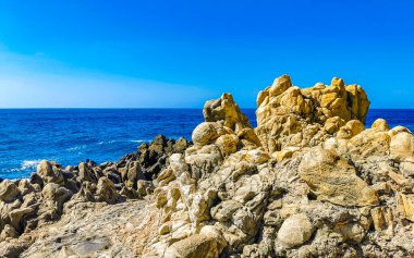 Mavi turkuaz su ve son derece güzel büyük sörfçü kayalıkları kayalar dağlar ve kayalar Zicatela Puerto Escondido Oaxaca 'daki plajlar.