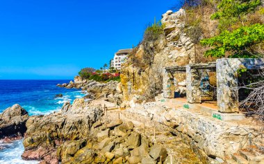 Mavi turkuaz su ve son derece güzel büyük sörfçü kayalıkları kayalar dağlar ve kayalar Zicatela Puerto Escondido Oaxaca 'daki plajlar.