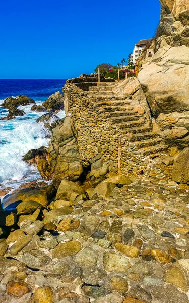 墨西哥埃斯科斯塔多瓦哈卡港海滩上蓝色碧绿的海水和美丽无比的巨浪巨浪冲刷着岩石 山崖和巨石 — 图库照片