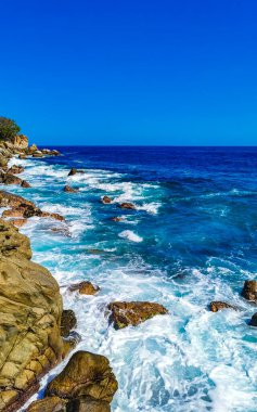 Mavi turkuaz su ve son derece güzel büyük sörfçü kayalıkları kayalar dağlar ve kayalar Zicatela Puerto Escondido Oaxaca 'daki plajlar.