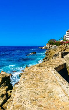 Mavi turkuaz su ve son derece güzel büyük sörfçü kayalıkları kayalar dağlar ve kayalar Zicatela Puerto Escondido Oaxaca 'daki plajlar.