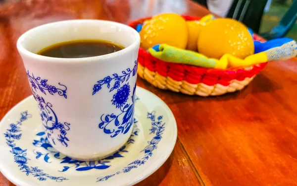 ZicatelaのEl Cafecitoの木製テーブルの上に黒いコーヒーアメリカーノと青と白のカップポット Puerto Escondido Mexico — ストック写真