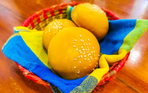 Roti Bundar Lezat Dengan Biji Wijen Atas Meja Kayu Cafecito — Stok Foto